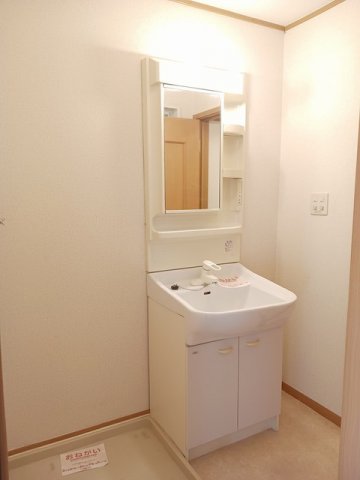 洗面設備　明るい洗面所です