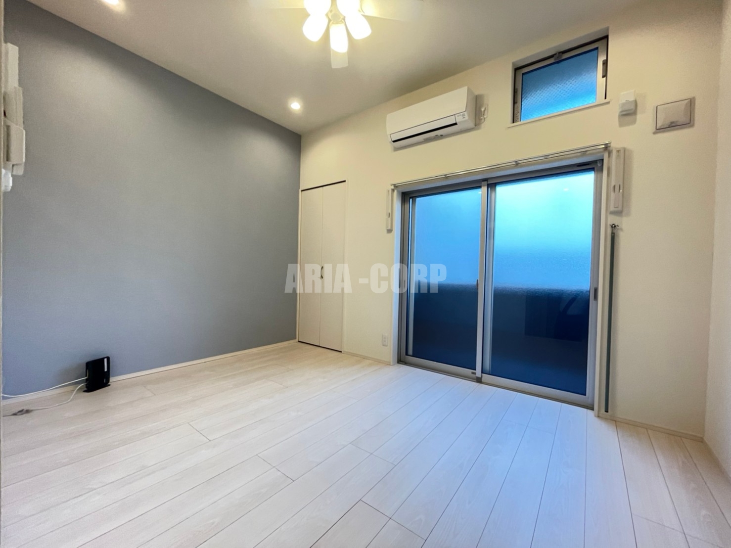 居室・リビング　白を基調としたお洒落な空間！デザイナーズ物件募集開始です！