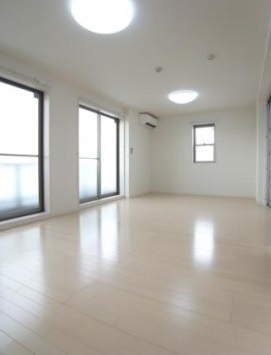 居室・リビング　「落ち着いた色合いの床材を使用した居住空間」