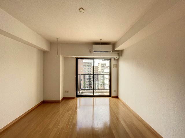 居室・リビング　落ち着いた色合いの床材を使用した居住空間