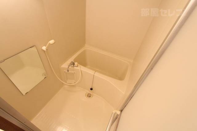 バス・シャワールーム　鏡の付いたお風呂