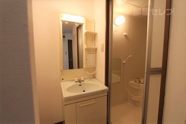 洗面設備　独立洗面台と洗濯機置き場