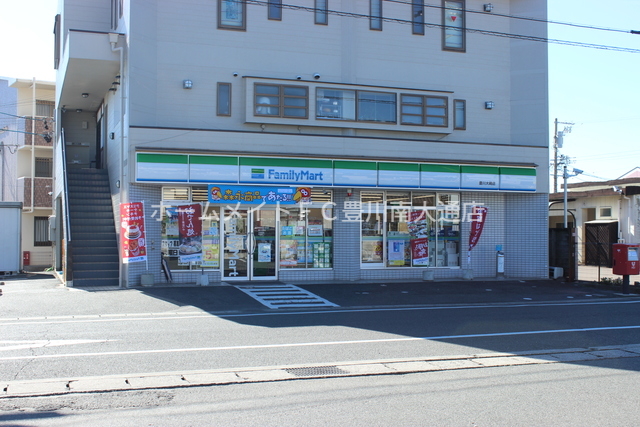 コンビニ　ファミリーマート豊川大崎店（コンビニ）まで952m