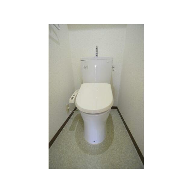 トイレ　温水洗浄便座付トイレです。