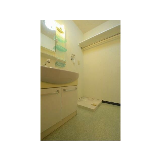 洗面設備　洗髪もできる独立洗面台。