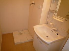 洗面設備　明るい洗面所です