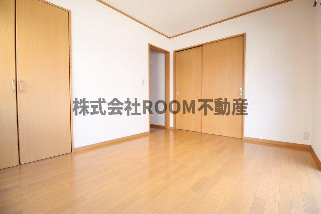 その他部屋・スペース　広くて明るい寝室