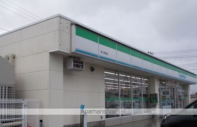 コンビニ　ファミリーマート西川旗屋店（コンビニ）まで550m