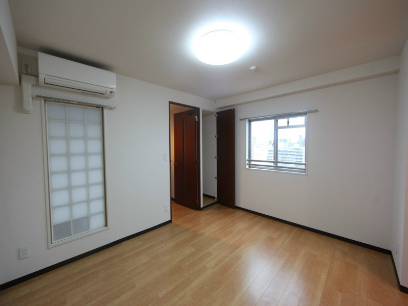 居室・リビング　ＬＤＫ9.8帖　エアコン付　角部屋　窓付（換気良好）