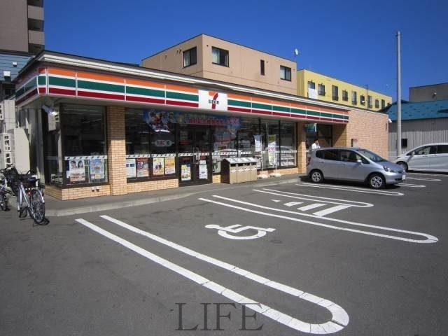 コンビニ　セブンイレブン東札幌5条4丁目店（コンビニ）まで182m