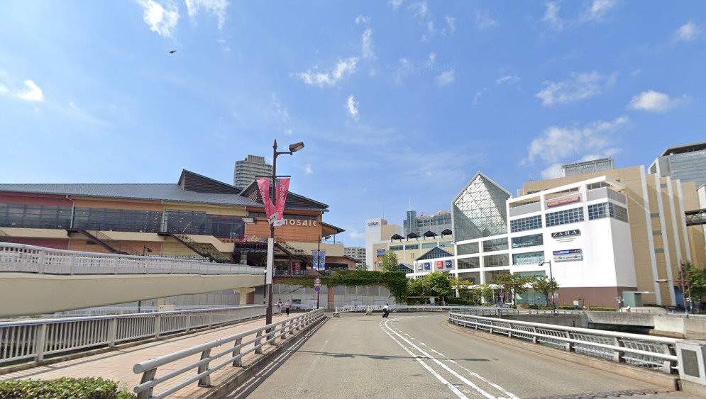 ショッピングセンター　umie mosaic(モザイク)（ショッピングセンター）まで724m