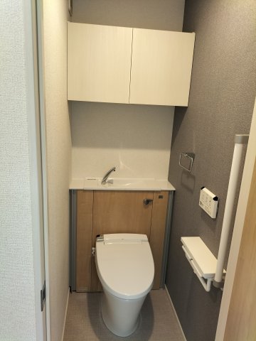 トイレ　カウンター式手洗いが設置