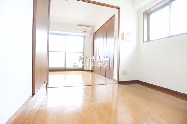 居室・リビング　ゆったりとくつろげる、落ち着きのある居室空間です