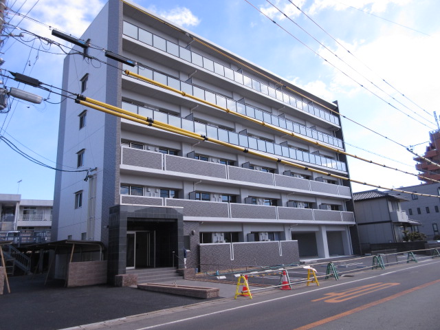建物外観　三重大学病院近く、駅にも近い6階建てオートロックマンション