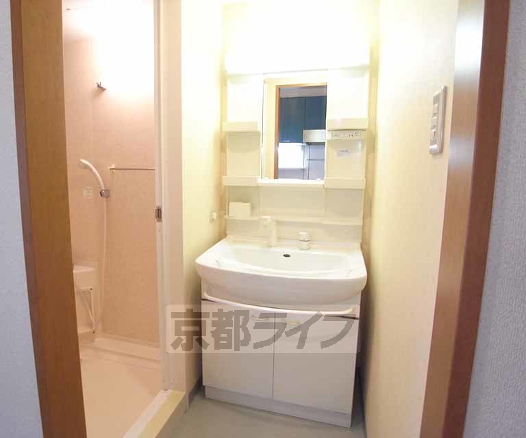 洗面設備　立派な独立洗面台が付いています。