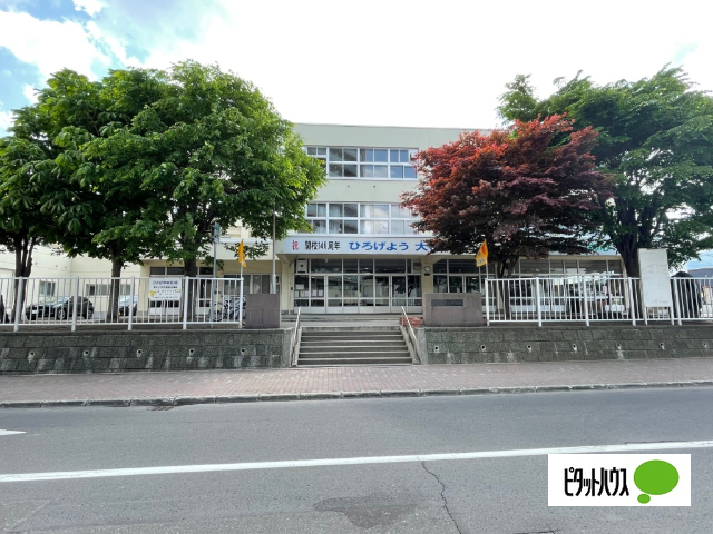 小学校　札幌市立琴似小学校（小学校）まで599m