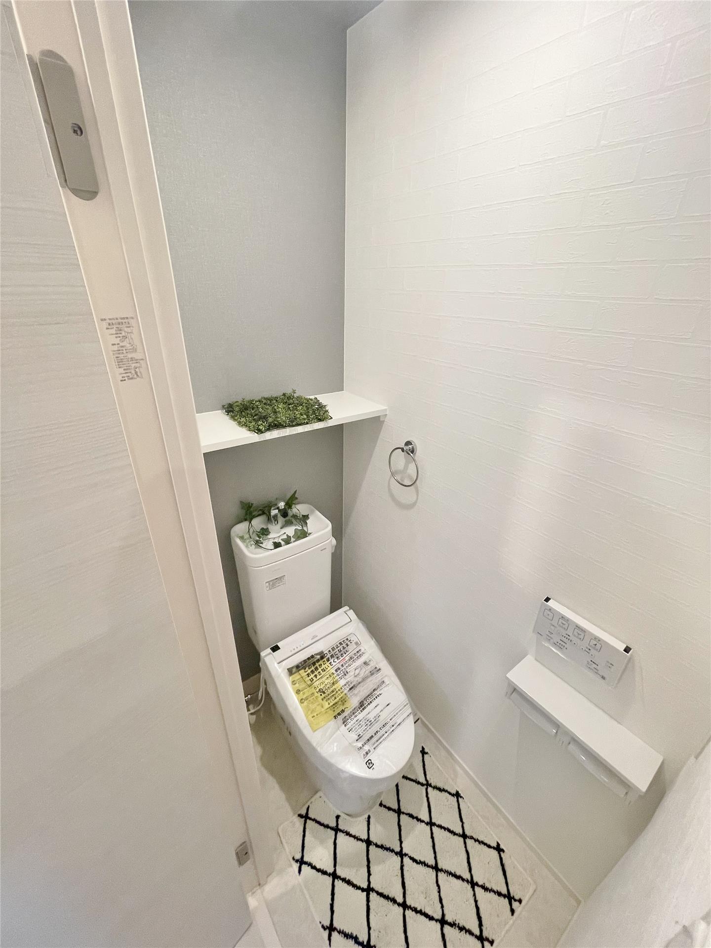 トイレ　※モデルルーム写真のため、入居時家具・備品等はついてきません