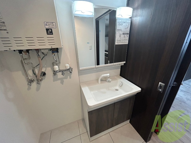 洗面設備　収納も豊富で使い勝手の良い洗面化粧台です。