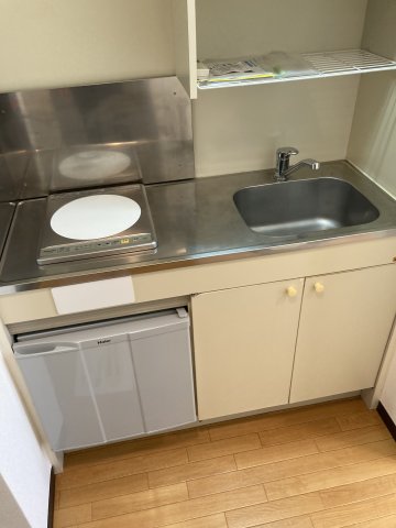 キッチン　ＩＨコンロ・ミニ冷蔵庫付のキッチン