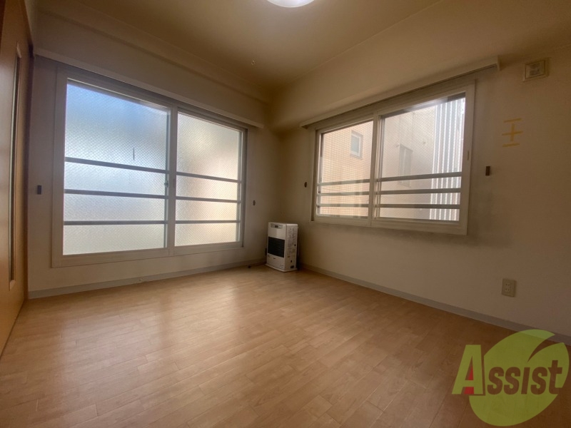 その他部屋・スペース　寝室はこちらです。光が差し込む、温かみのあるお部屋です。