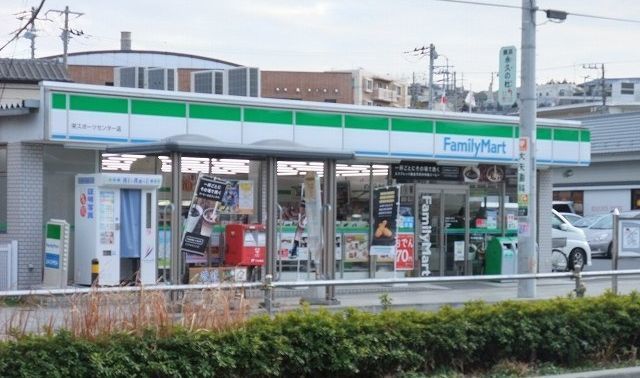 コンビニ　ファミリーマート（コンビニ）まで520m