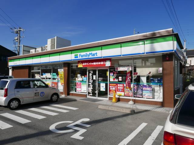 コンビニ　ファミリーマート大府アラタ店（コンビニ）まで697m