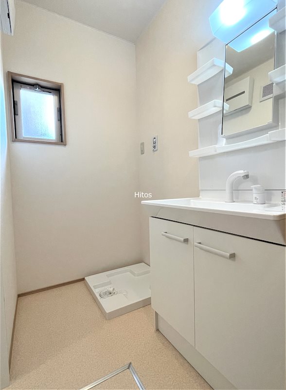 洗面設備　独立洗面化粧台の横には洗濯用防水パンがあります。