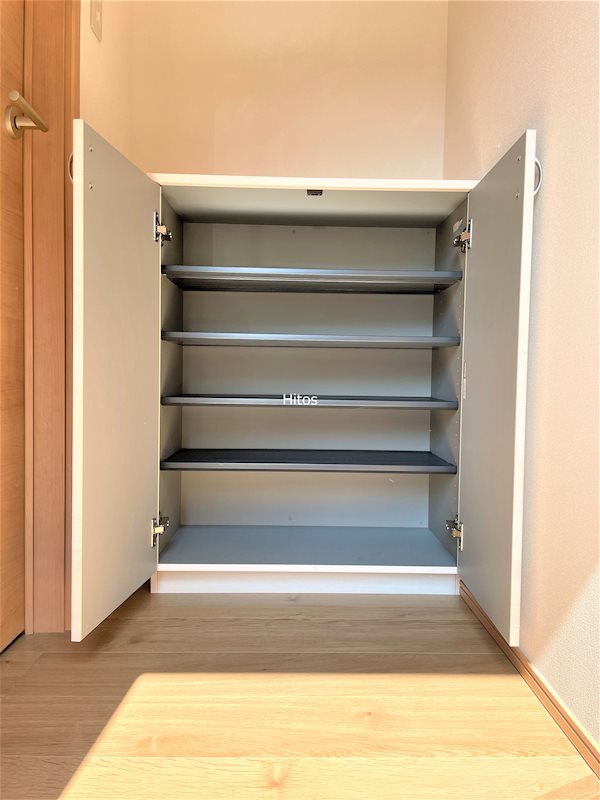 玄関　玄関にはたっぷり収納できる下駄箱です。