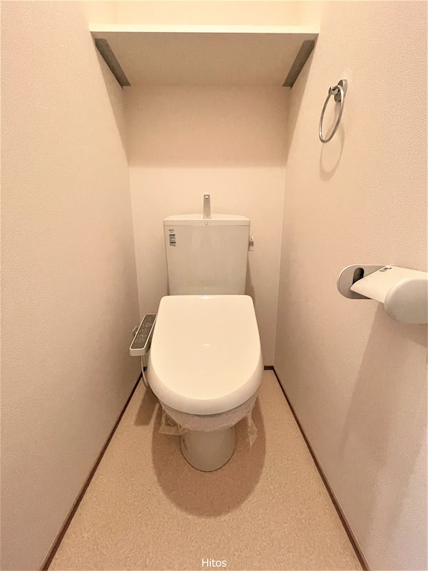 トイレ　温水洗浄便座付きのトイレです。