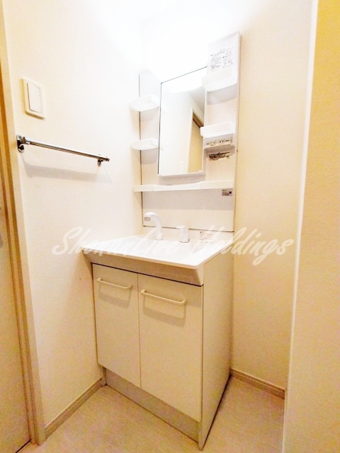 洗面設備　明るい洗面所です