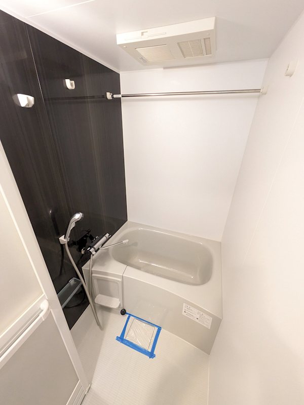 バス・シャワールーム　※掲載写真は同階の別室のものです。実際の募集住戸とは異なる場