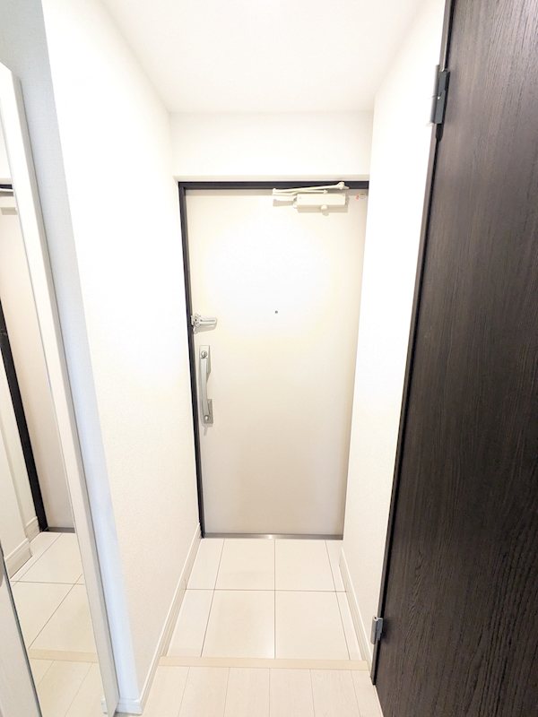 玄関　※掲載写真は同階の別室のものです。実際の募集住戸とは異なる場