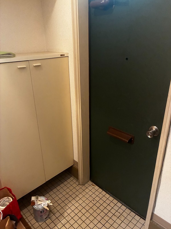 玄関　※原状回復工事中の写真になります。