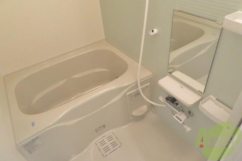 バス・シャワールーム　ゆったりめのバスタブでゆっくりお風呂に入れそうです。