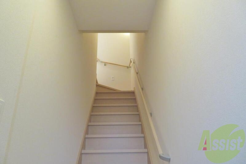 玄関　玄関からお部屋まではこちらの階段を昇って行きます。