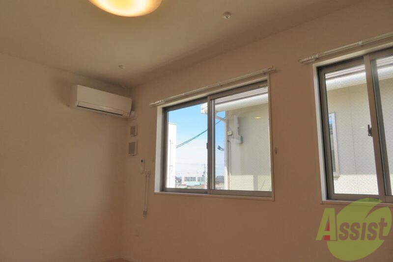 居室・リビング　８．１帖ＬＤＫの１ＬＤＫのお部屋です。新築なのでピカピカです