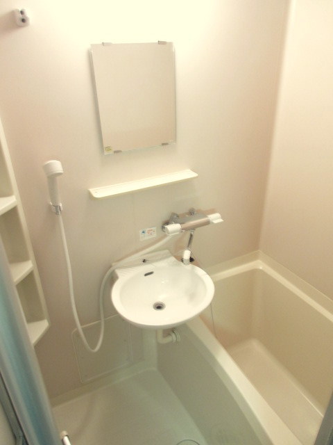 バス・シャワールーム　清潔感のあるバスルーム