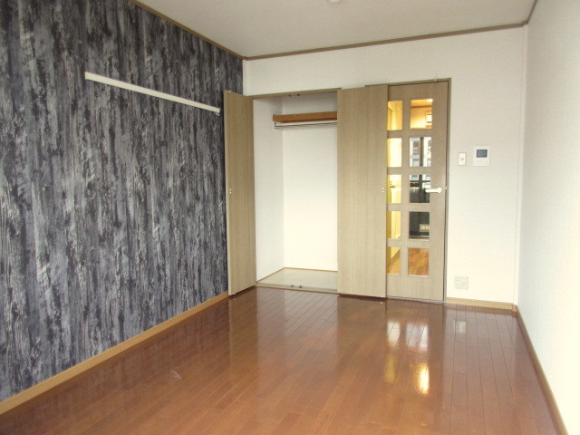 その他部屋・スペース　しっかり収納のあるフローリングの洋室　南西向き日当り良好