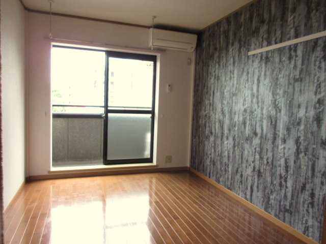 居室・リビング　アクセントクロスがお洒落な洋室　南西向き日当り良好