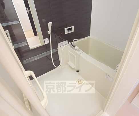 バス・シャワールーム　新築のきれい目お風呂・