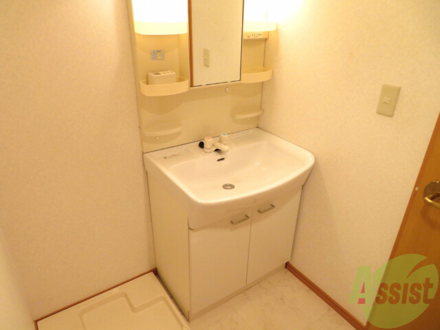 洗面設備　綺麗で使い勝手のよさそうな洗面台ですね。