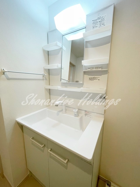 洗面設備　明るい洗面所です