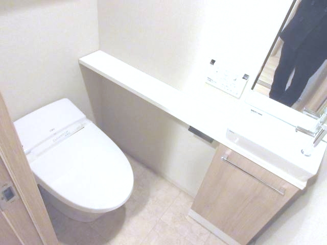 トイレ　落ち着いた色調のトイレです♪