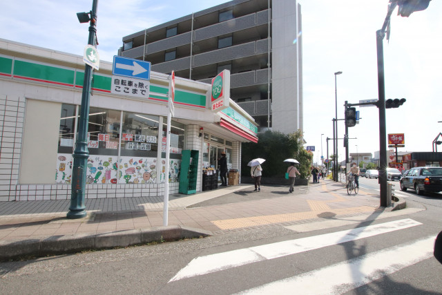 コンビニ　ローソンストア１００（コンビニ）まで100m