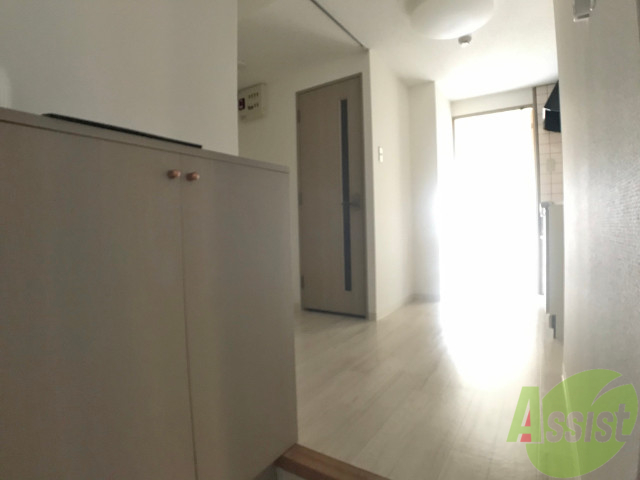 玄関　玄関を入って右側に居住スペースがあります。