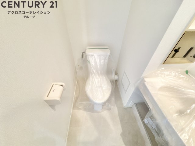 トイレ　洗面台の横にトイレがあります