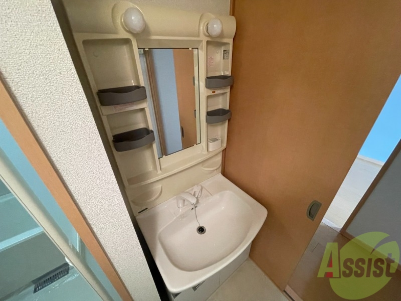 洗面設備　独立洗面台になります。快適にお使い頂けます。