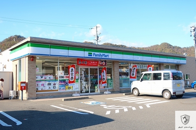 コンビニ　ファミリーマート（コンビニ）まで1100m