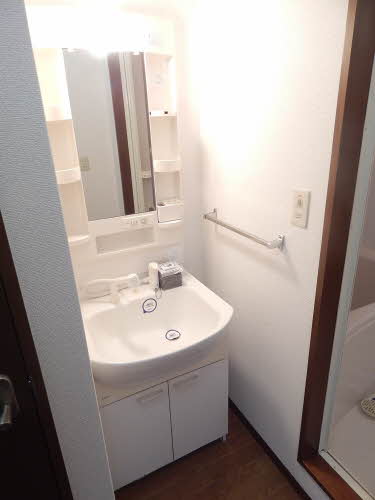 洗面設備　脱衣スペースもあります