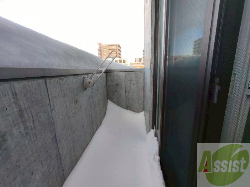 バルコニー　バルコニーです。洗濯物を干すもよし、一息つくもよしですね。